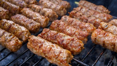 Cât costă carnea pentru grătar în Lidl, Kaufland, Auchan și Carrefour înainte de 1 Mai