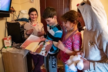 Maria, Cătălin, Mădălina şi Delia se amuză de asemănarea dintre Cruella şi câinele lor