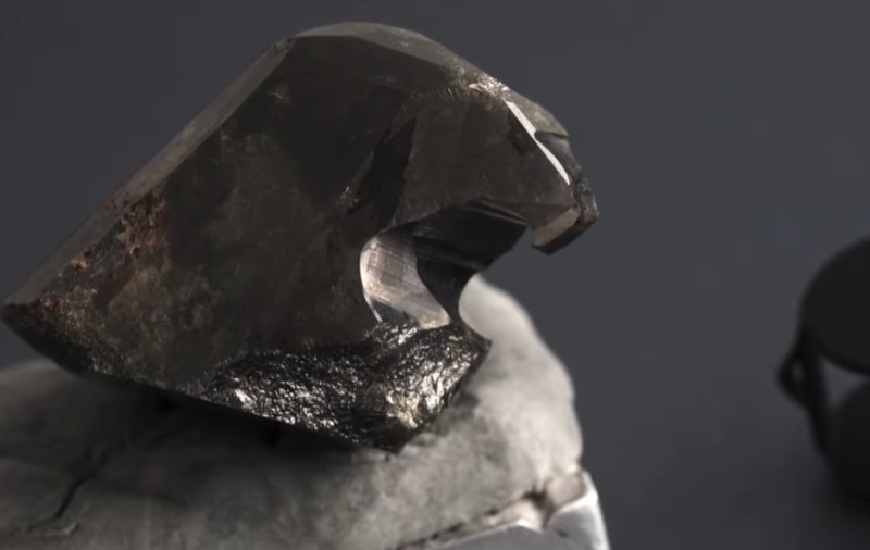 Cel mai mare diamant din lume este negru și a fost tăiat, timp de 7 ani, sub forma unui șoim