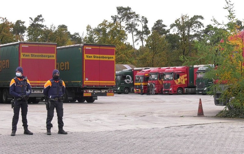 Zeci de șoferi români de TIR, victime ale traficului de persoane, în Belgia. Scoși cu poliția din “Mica Românie”