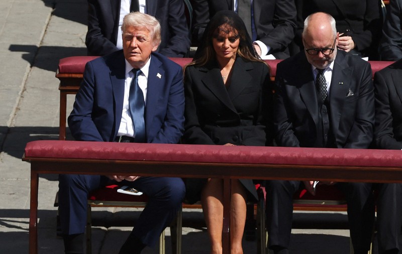Donald Trump a stat în primul rând la înmormântarea Papei Francisc pentru că franceza e limba oficială a diplomației Vaticanului
