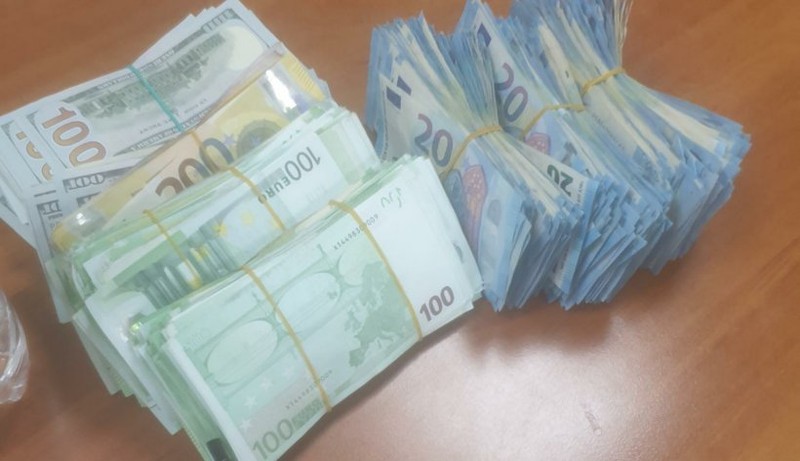 Tânărul avea și un plic cu 40.000 de dolari. Foto: Antena 3