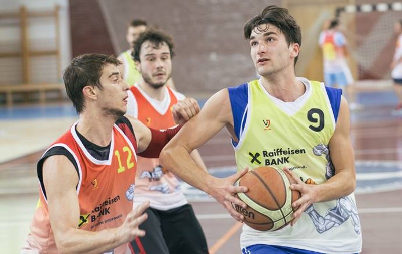 Studenţii îşi iau masterul în baschet 3x3