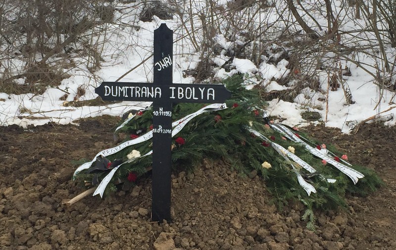 Situaţie absurdă într-un sat din Dolj. Femeie îngropată în mijlocul câmpului, după ce preotul a refuzat să o înmormânteze în cimitir