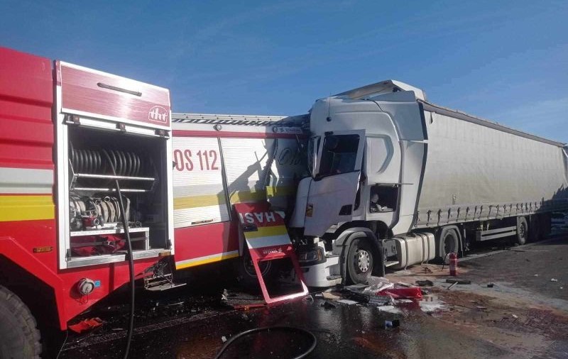 Doi pompieri au murit loviți de un TIR, în timp ce stingeau o mașină cuprinsă de flăcări, pe o autostradă din Slovacia