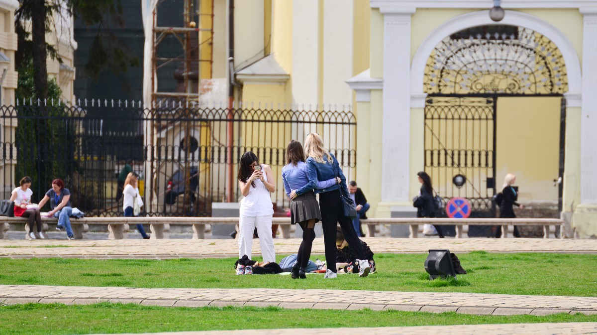 Tineri în Piața Unirii din Timișoara Foto Shutterstock
