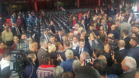 Câțiva membri PSD au așteptat până la sfârșit pentru un selfie cu Viorica Dăncilă