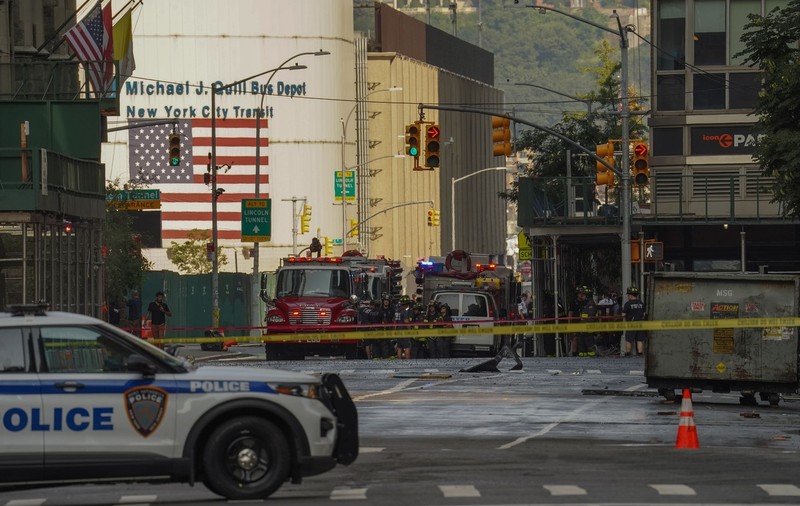 Momentul în care o macara se prăbușește de la mare înălțime pe stradă, în New York | VIDEO