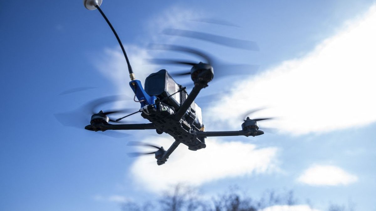 O dronă kamikaze ucraineană survolează linia frontului din regiunea Harkov, martie 2025
