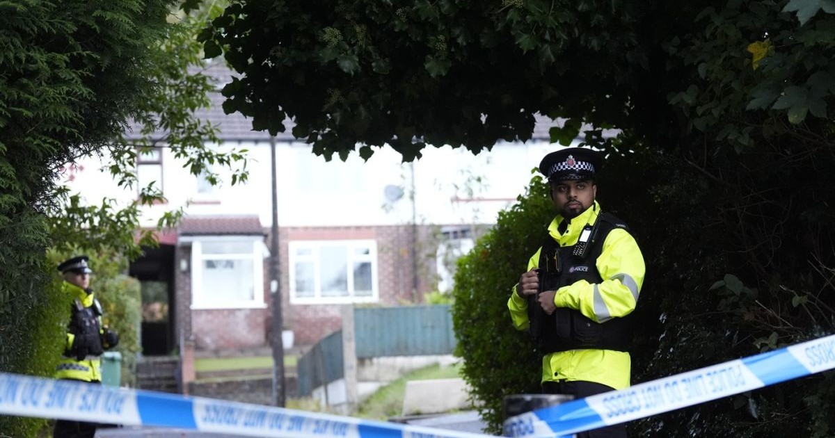 Un polițist patrulează lângă o proprietate din Langley Crescent, Prestwich, după atacul terorist în care două persoane au murit la sinagoga Congregației Ebraice din Crumpsall, Manchester, Anglia, 3 octombrie 2025