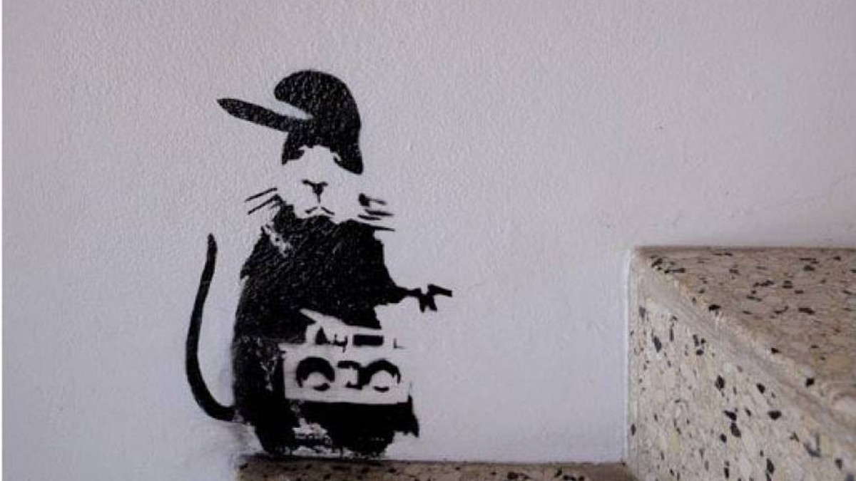 Niște zugravi au șters un graffiti desenat de Banksy