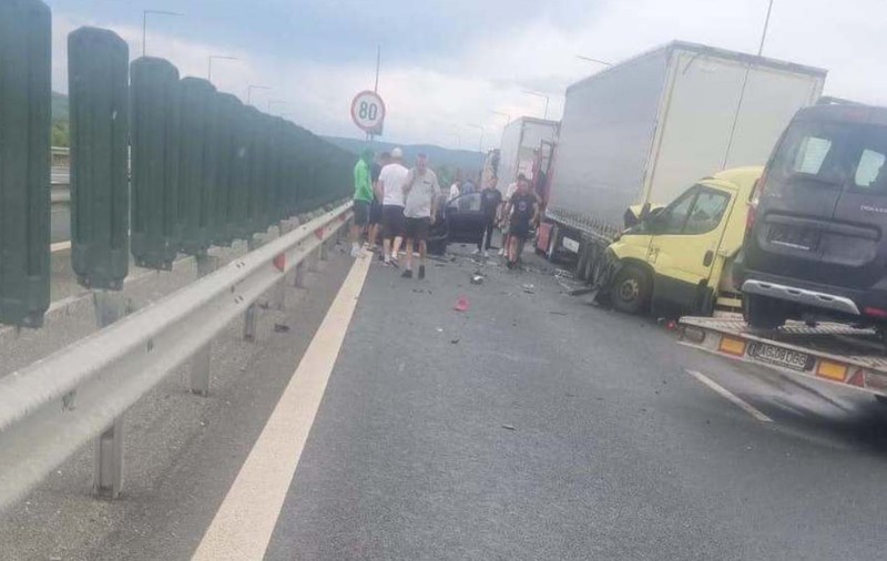 Trafic blocat pe autostrada A1 în județul Timiș după un accident cu patru vehicule. O femeie a fost transportată la spital
