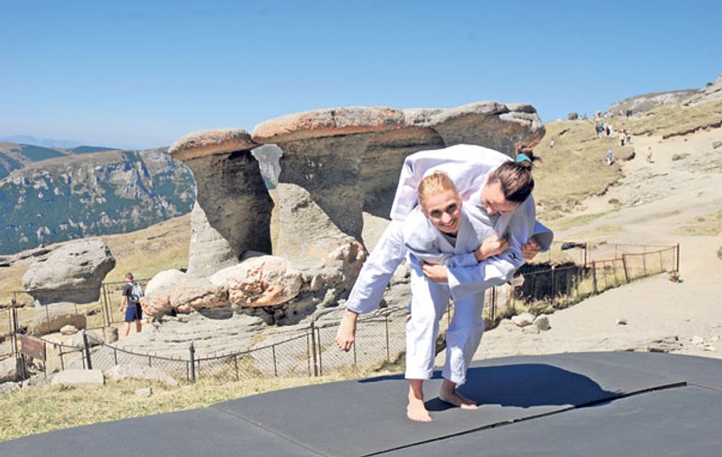 Trântă la înălţime | Alina Dumitru și Andreea Chițu au făcut demonstraţii de judo pe Platoul Bucegi