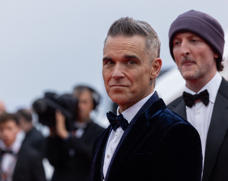 FOTO. Robbie Williams, lecție de eleganță la Cannes. A venit să vadă filmul cu DiCaprio și De Niro. Peste două săptămâni vine la București