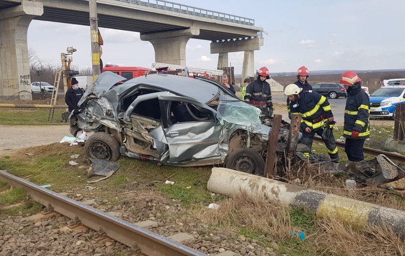 Mașină lovită de un tren Interregio la Tecuci. Șoferul a ignorat semnalele acustice și luminoase de la trecerea la nivel cu calea ferată