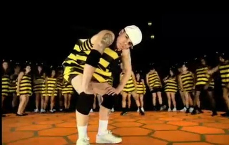 Tânăr, subţirel tras prin inel, costumat în "albinuţă". Şi cu toate acestea una dintre cele mai dorite femei de pe planetă s-a îndrăgostit de el! VIDEO
