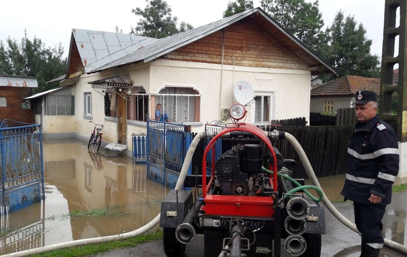 Mobilizare de forțe în zonele vizate de avertizările meteo și de inundații. Mii de pompieri sunt pregătiți să intervină