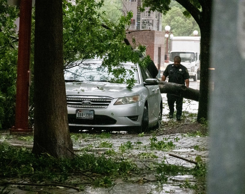 Furtunile violente au ucis 4 persoane în Houston, au avariat clădiri și au lăsat în beznă un milion de locuințe | VIDEO