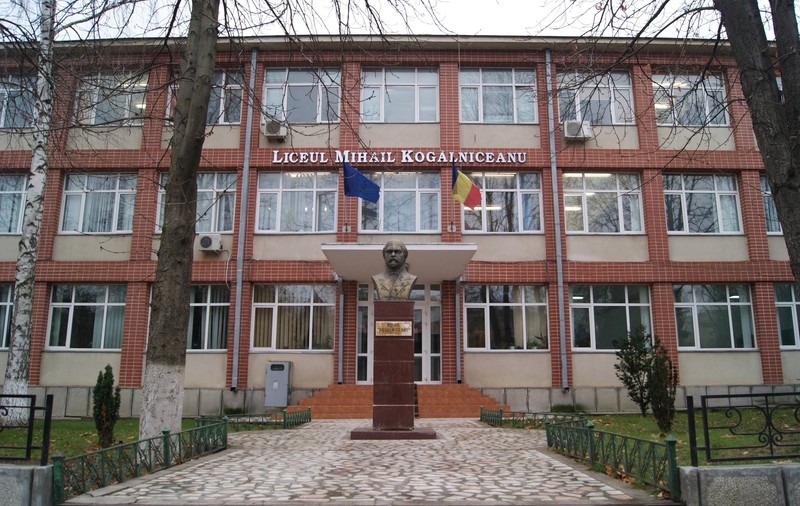 Sute de elevi au fost evacuați dintr-un liceu din Vaslui în timpul simulării Bacalaureatului, în urma unei alerte cu bombă