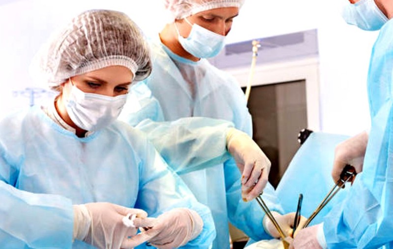 Bărbat din Târgoviște, operat de o tumoră invazivă la un spital din Oradea. Cât era de avansată