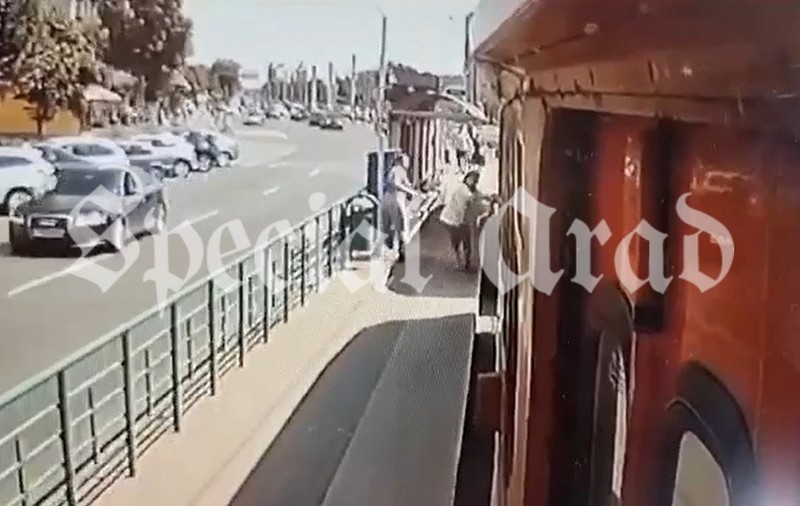Momentul când o mamă e târâtă de tramvai, în Arad, după ce a urcat căruciorul fiicei sale de 12 ani, cu dizabilități, a fost filmat. Femeia a murit la spital