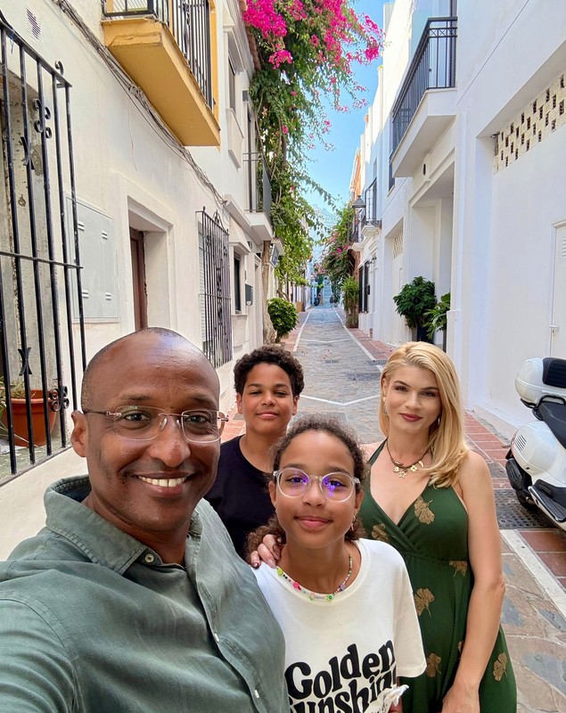 Imagini rare cu familia Ellei Prodan, actrița din „Iubire cu parfum de lavandă”. „Am fost în vacanță și în patru, și în doi”