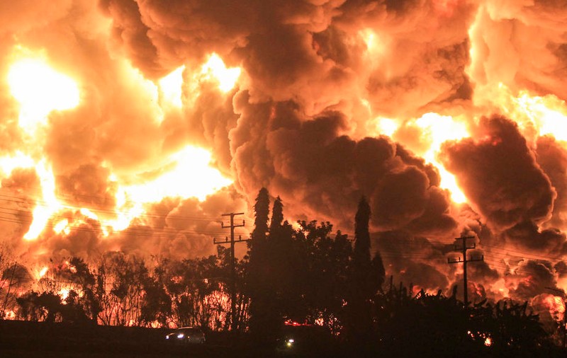 Explozie de proporții la o rafinărie de petrol din Indonezia. Sute de oameni au fost evacuați