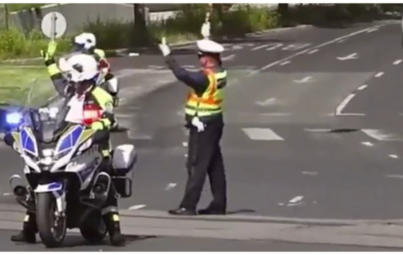 Polițiștii au oprit o ambulanță în misiune ca să treacă o coloană oficială printr-o intersecție din Budapesta