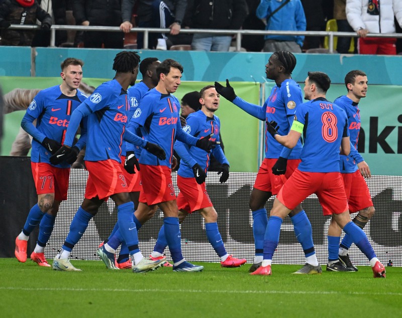 Cine transmite meciul FCSB - Lyon la TV în România. Partida din Europa League se vede pe două posturi
