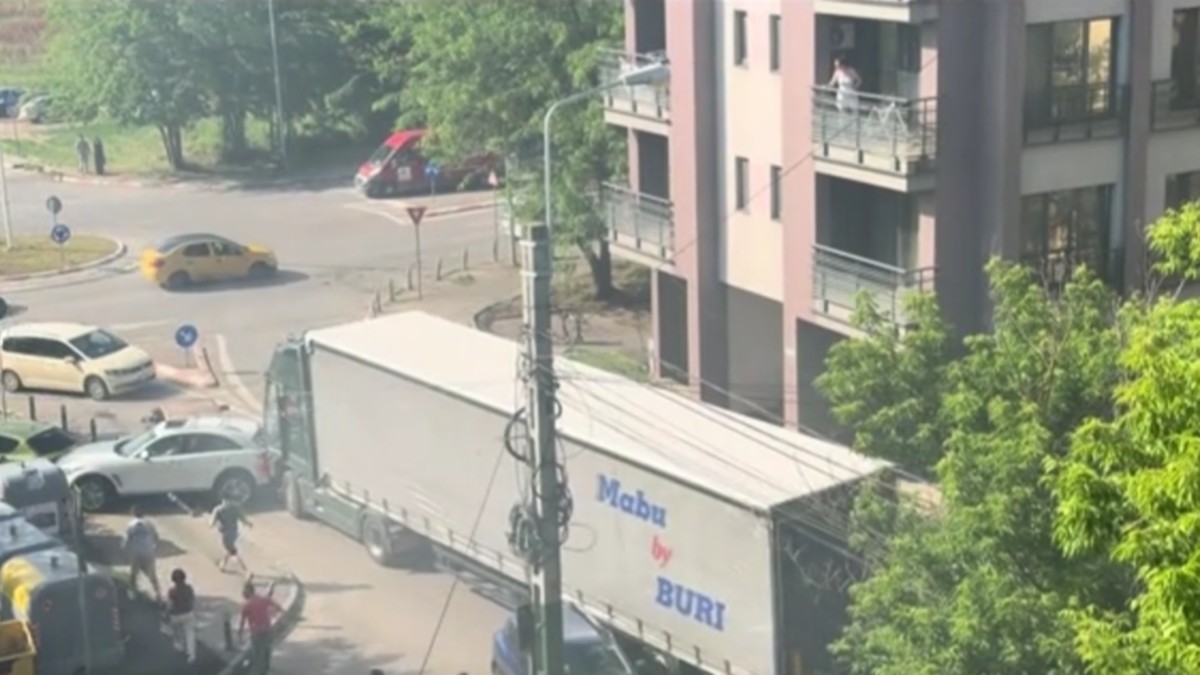 Un TIR scăpat de sub control a făcut prăpăd la Constanța. Foto: Captură video.