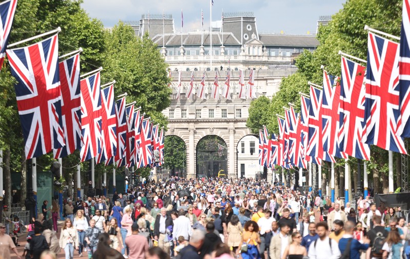Spectacol pe străzile Londrei la Jubileul Reginei. Harry si Meghan Markle, prezenți la aniversarea domniei Elisabetei a II-a