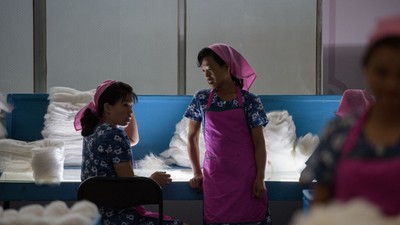 Munctiaore insdustria textila Coreea de Nord