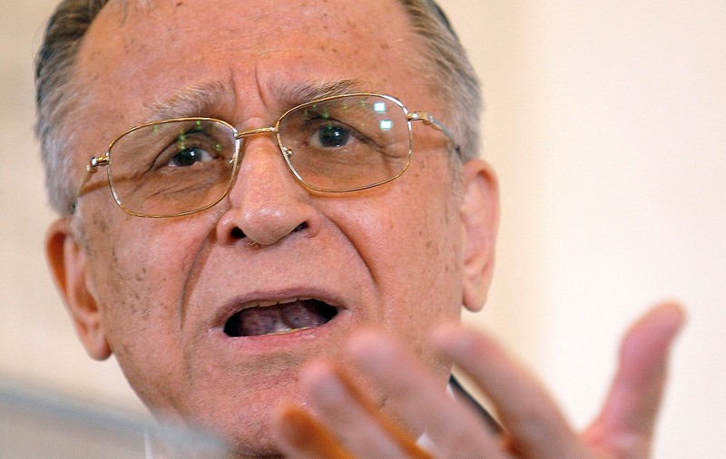Ion Iliescu, pus sub acuzare în dosarul Mineriadei. Procurorii l-au vizitat acasă pentru a-l anunța că e inculpat pentru săvârșirea de infracțiuni contra umanității