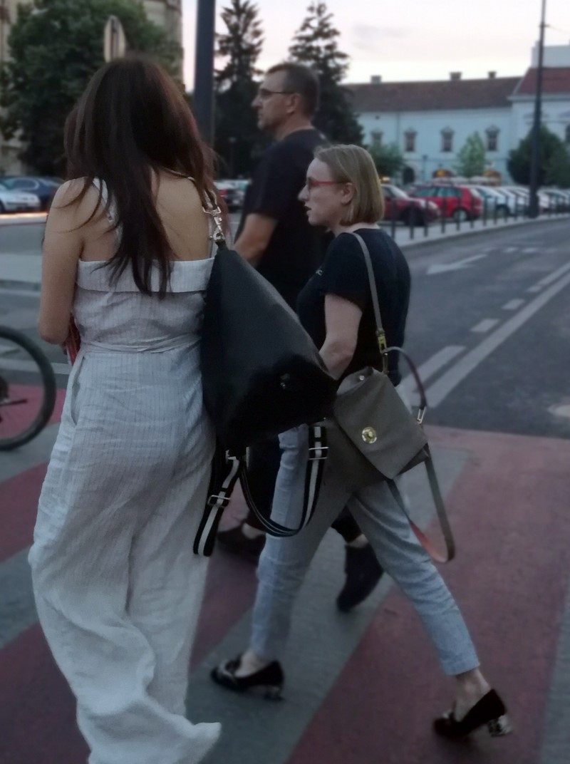 Gabi Szabo, surprinsă pe o stradă din Cluj, cu soţul şi cu o prietenă