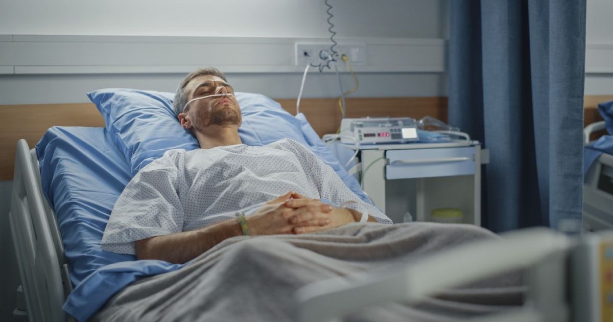 Imagine creativă cu un bărbat aflat întins într-un pat de spital, acoperit cu o pătură