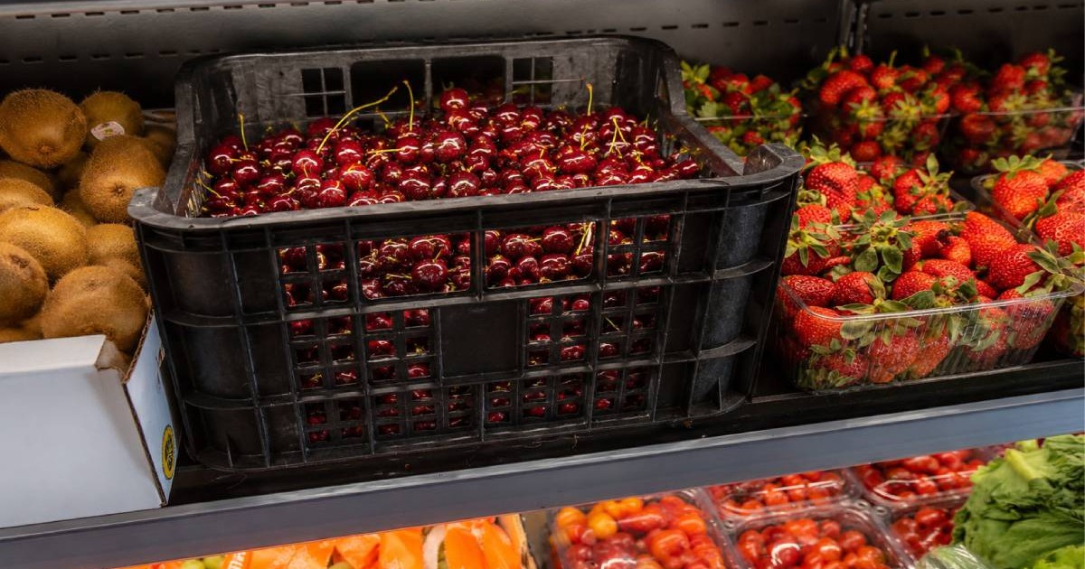 Fructe și legume Santorini la raft într-un market pe Santorini, Grecia