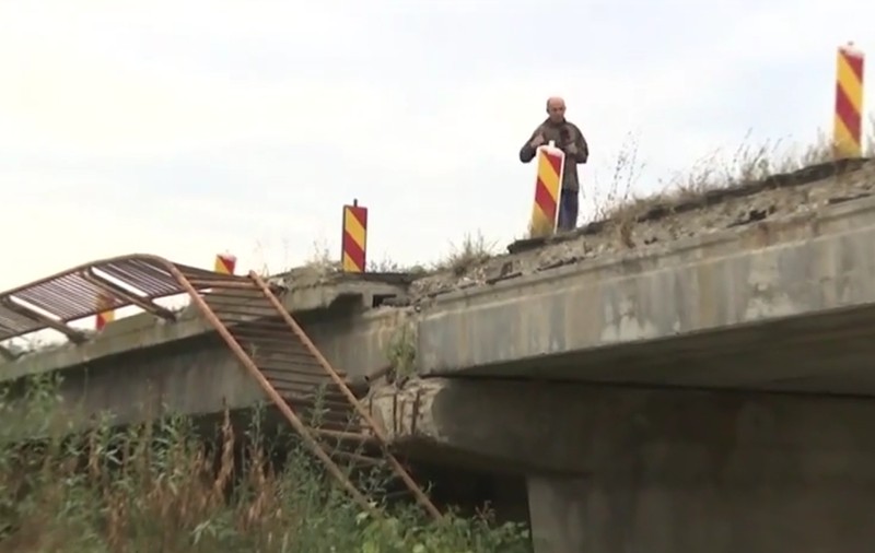Un pod din Brașov pe care trec zilnic sute de TIR-uri stă să cadă: „Am aflat că s-a prăbușit singur. Doamne ferește!”