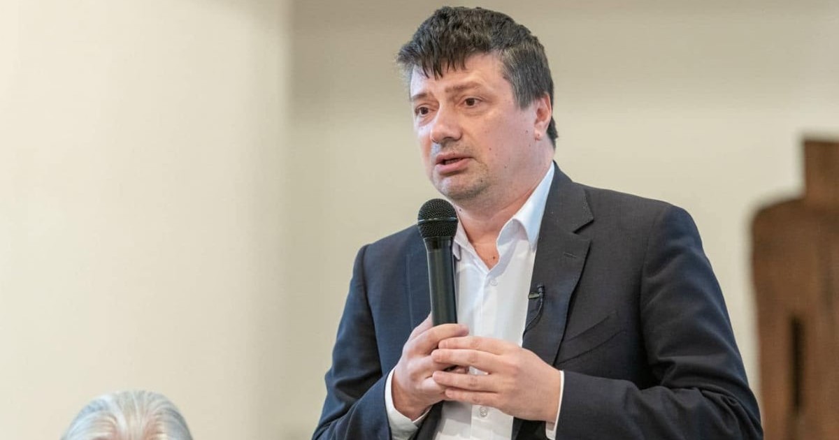 Ionuț Vulpescu, nominalizat ministru al Culturii, ține un discurs la microfon în timpul unui eveniment