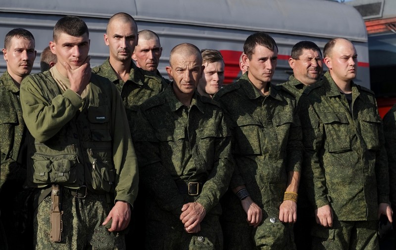 Un colonel rus a fost amenințat cu bătaia de soldații mobilizați într-o tabără de antrenament. Filmat când fuge speriat din mijlocul lor