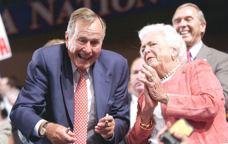 Soția lui George Bush a vrut să se sinucidă într-un accident de mașină. Aflase de aventura fostului președinte american