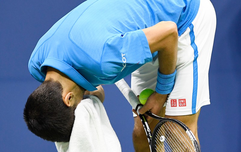 Novak Djokovici, eliminat de spaniolul Agut la Shanghai. De nervi, sârbul și-a rupt tricoul!