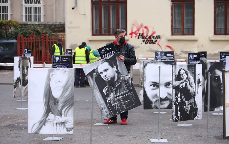 Șase ani de la tragedia din Colectiv. Panouri cu pozele victimelor, așezate în fața clubului