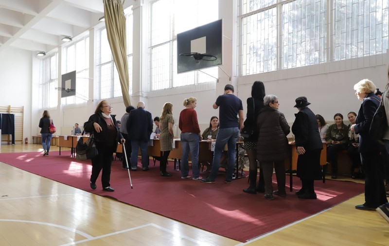 Cea mai slabă prezență din istoria post-decembristă. 47,66% dintre românii din țară au votat