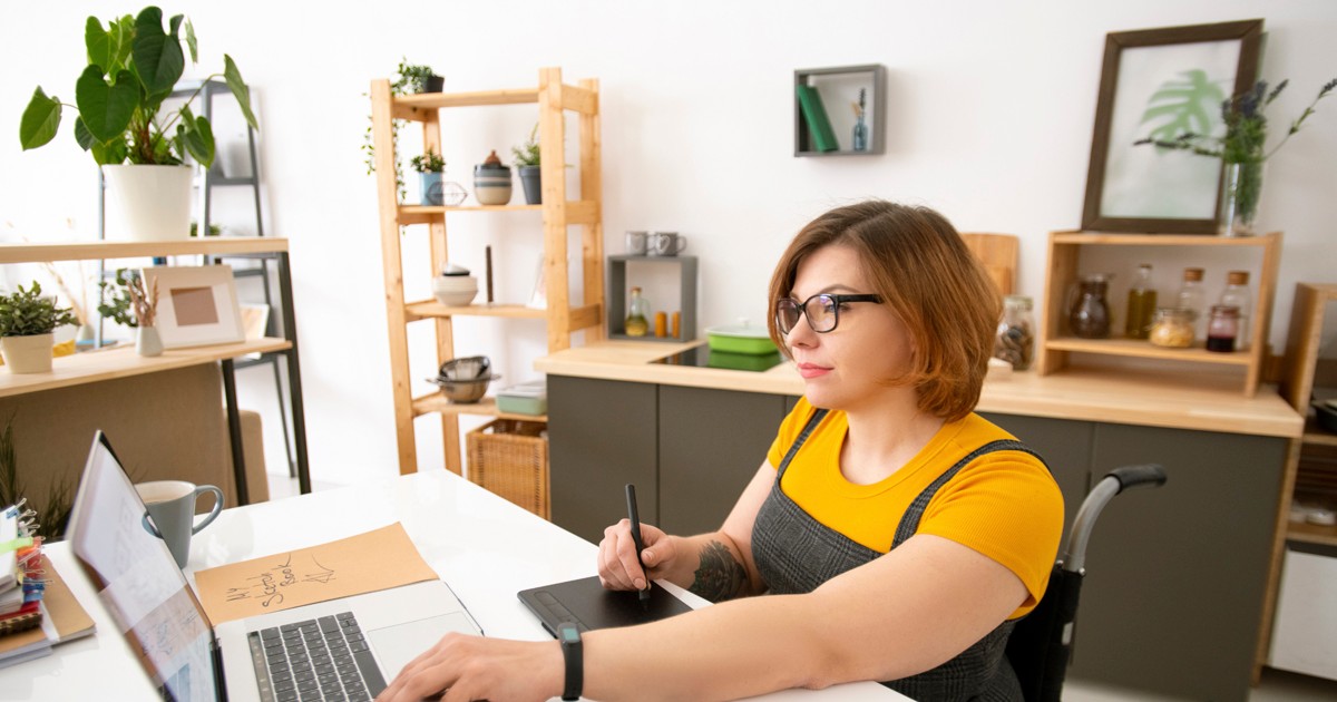 Ce salarii se câștigă în design grafic? Femeie care lucrează pe un MacBook