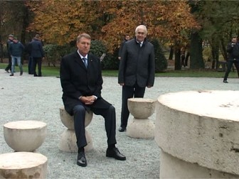 Iohannis la Masa Tăcerii (Foto: Facebook/Radio Targu Jiu Gorj)