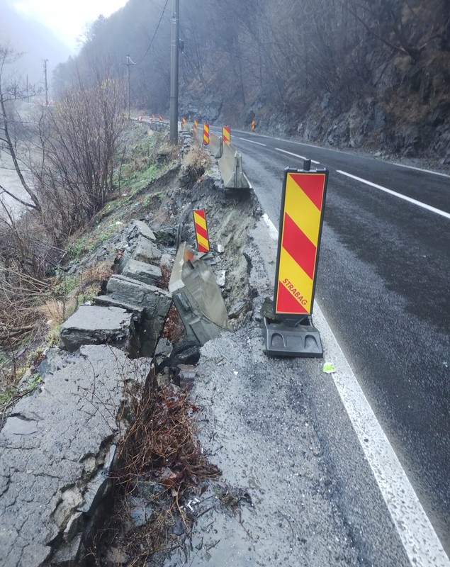 Probleme pe DN7, între Râmnicu Vâlcea şi Sibiu. O porțiune din drum s-a surpat, mai mulți copaci au căzut pe carosabil