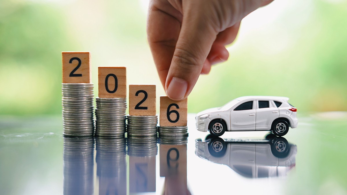 stiva de monede, 2026 bloc de text din lemn și mașină de jucărie pe fundal albastru, economisirea și gestionarea de bani pentru transport, tehnologia de afaceri de asigurare de transport, riscul de criză economică și conceptul de problemă