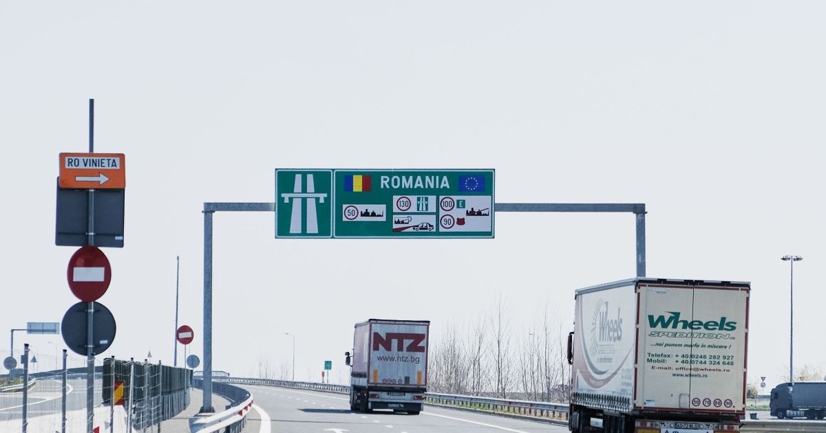 Două camioane se îndreaptă spre punctul de frontieră Nădlac II, aprilie 2020