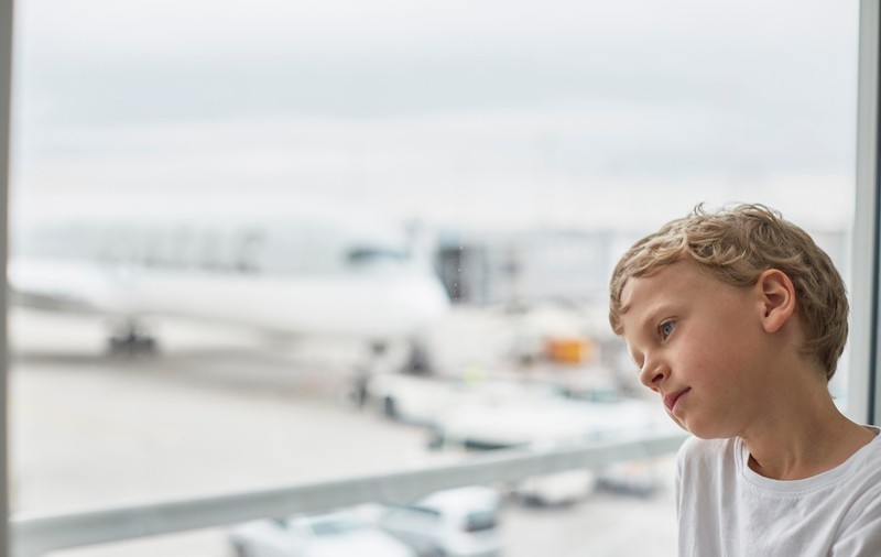 Un copil de 10 ani a fost lăsat în aeroport de părinți pentru că nu voiau să piardă vacanța: avea pașaportul expirat