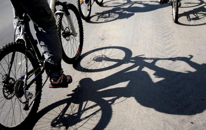 Țara care ar putea interzice vorbitul la telefon pe bicicletă